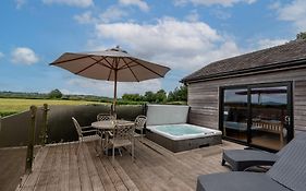 Tor Farm Lodges - Private Hot Tubs, Shared Seasonal Outdoor Pool, Dog Friendly